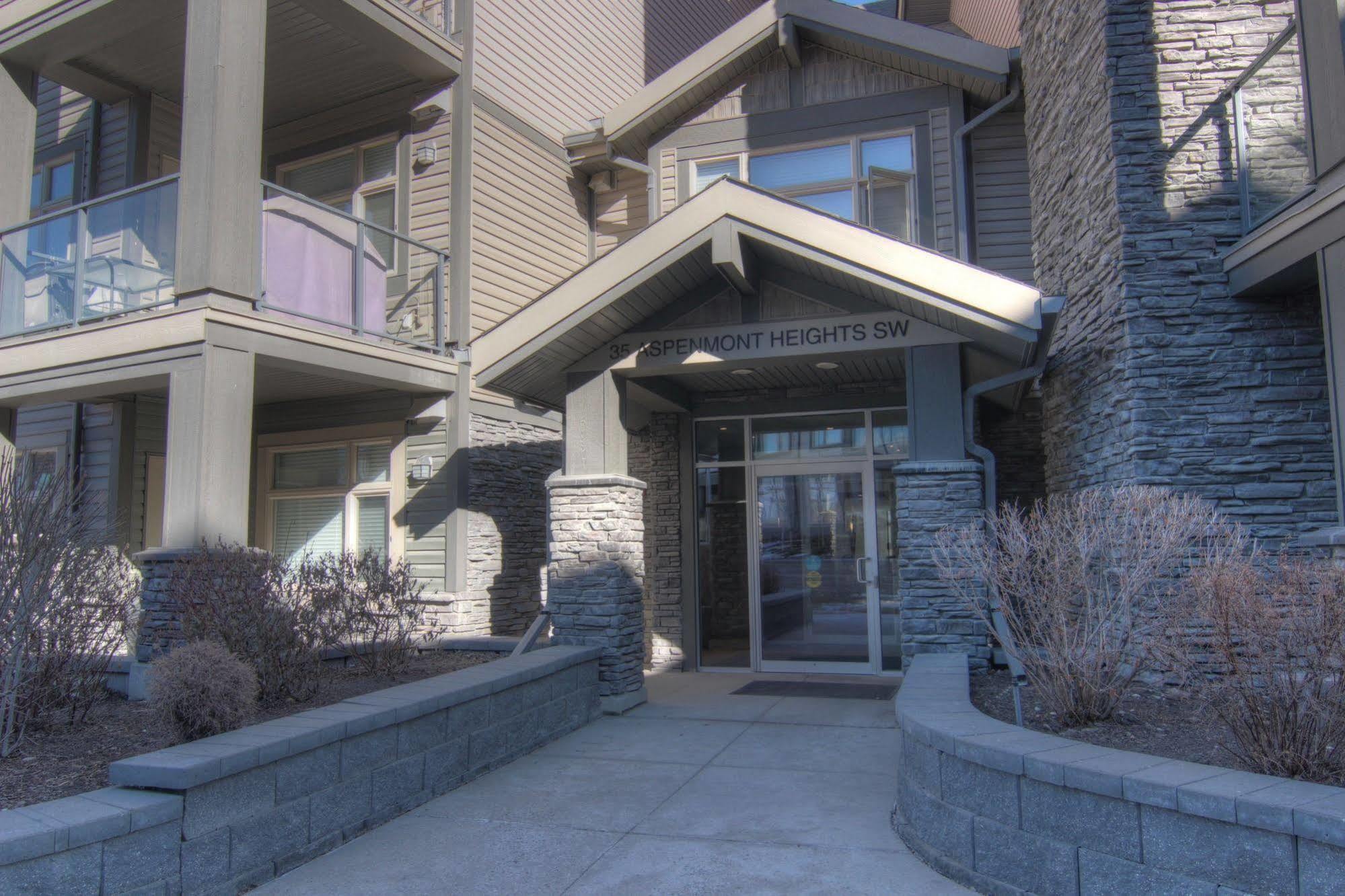 Pinnacle Inn & Suites Aspen YYC Buitenkant foto