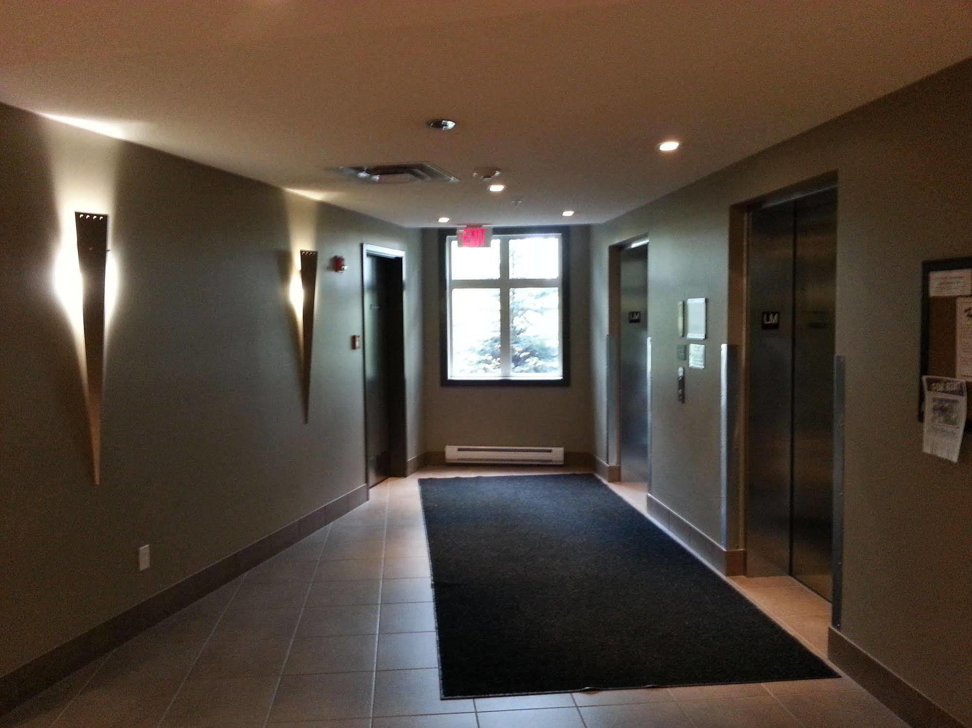Pinnacle Inn & Suites Aspen YYC Buitenkant foto