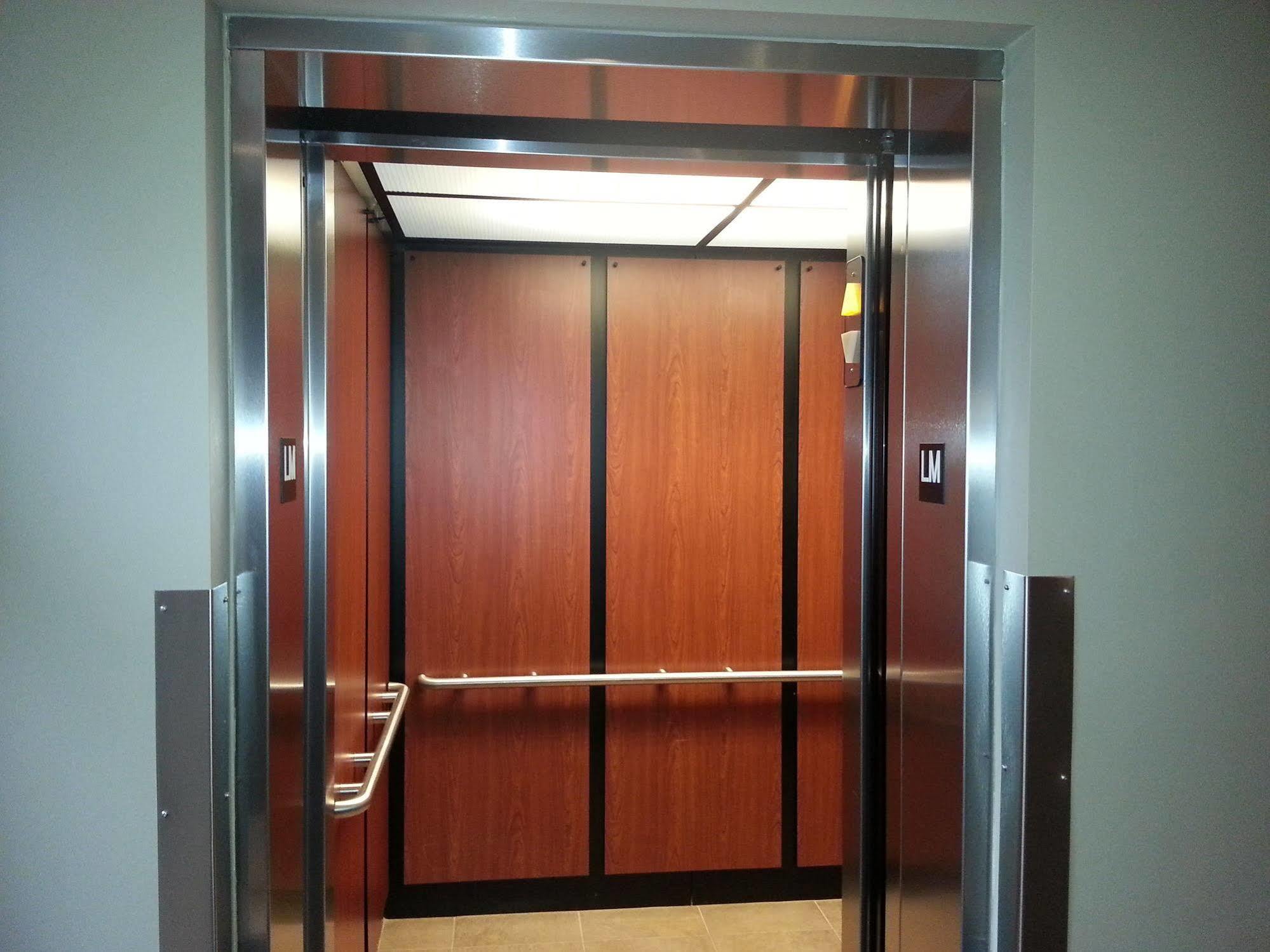 Pinnacle Inn & Suites Aspen YYC Buitenkant foto